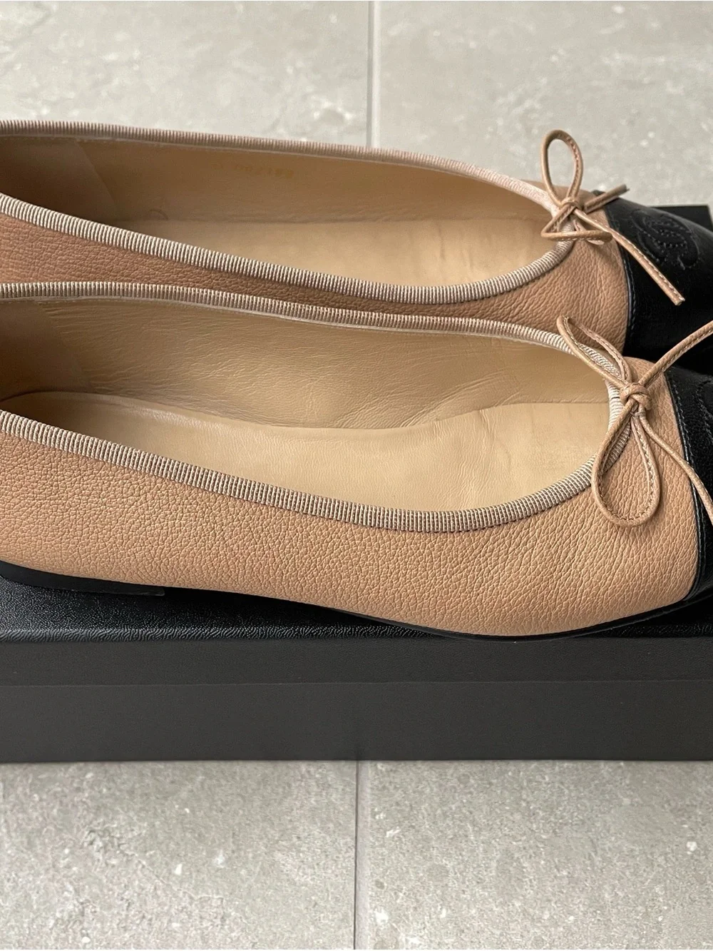 CHANEL Tan Leather Ballet Flats with Black Cap Toe and Bow - size 37.5